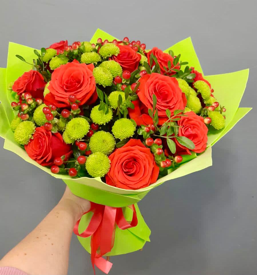 Букет цветов из: Хризантемы и Розы в Каче