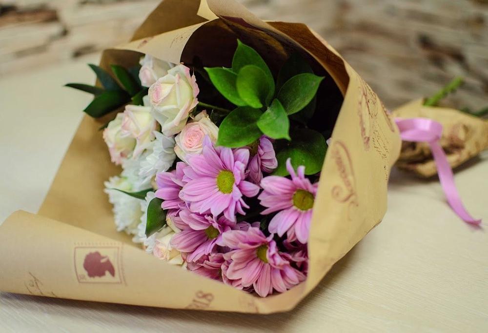 Букет цветов из: Розы и Хризантемы в Каче