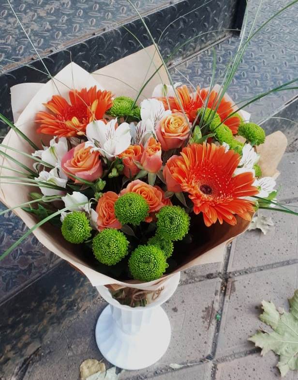 Букет цветов из: Герберы, Хризантемы, Альстромерии и Розы в Каче