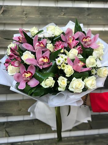 Букет цветов из: Розы и Хризантемы в Каче