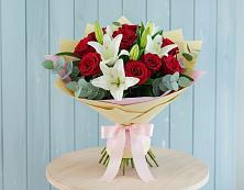 Букет цветов из:  Лилии и Розы в Каче