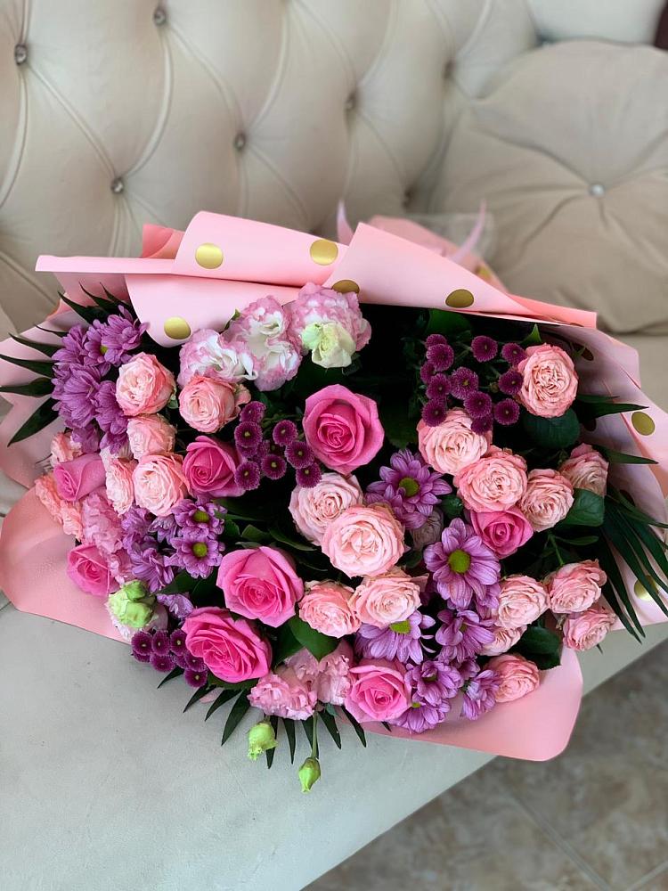 Букет цветов из: Хризантемы, Розы и Лизиантусы в Каче