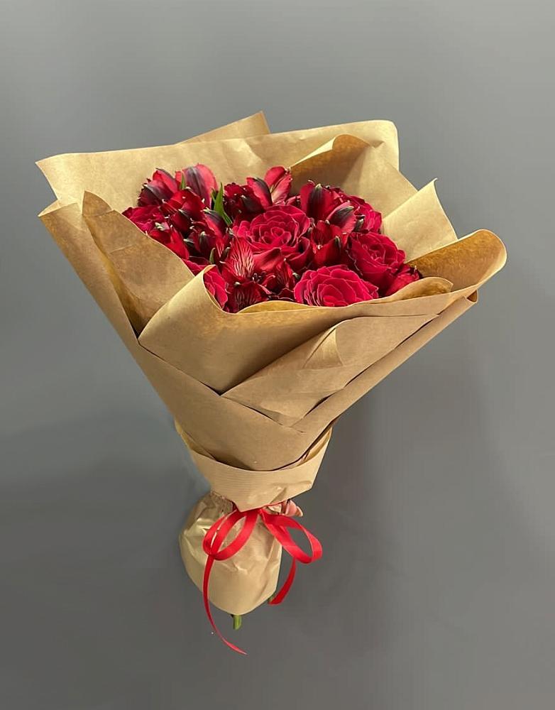 Букет цветов из: Альстромерии и Розы в Каче