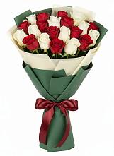 Букет Микс из красных и белых роз в Каче