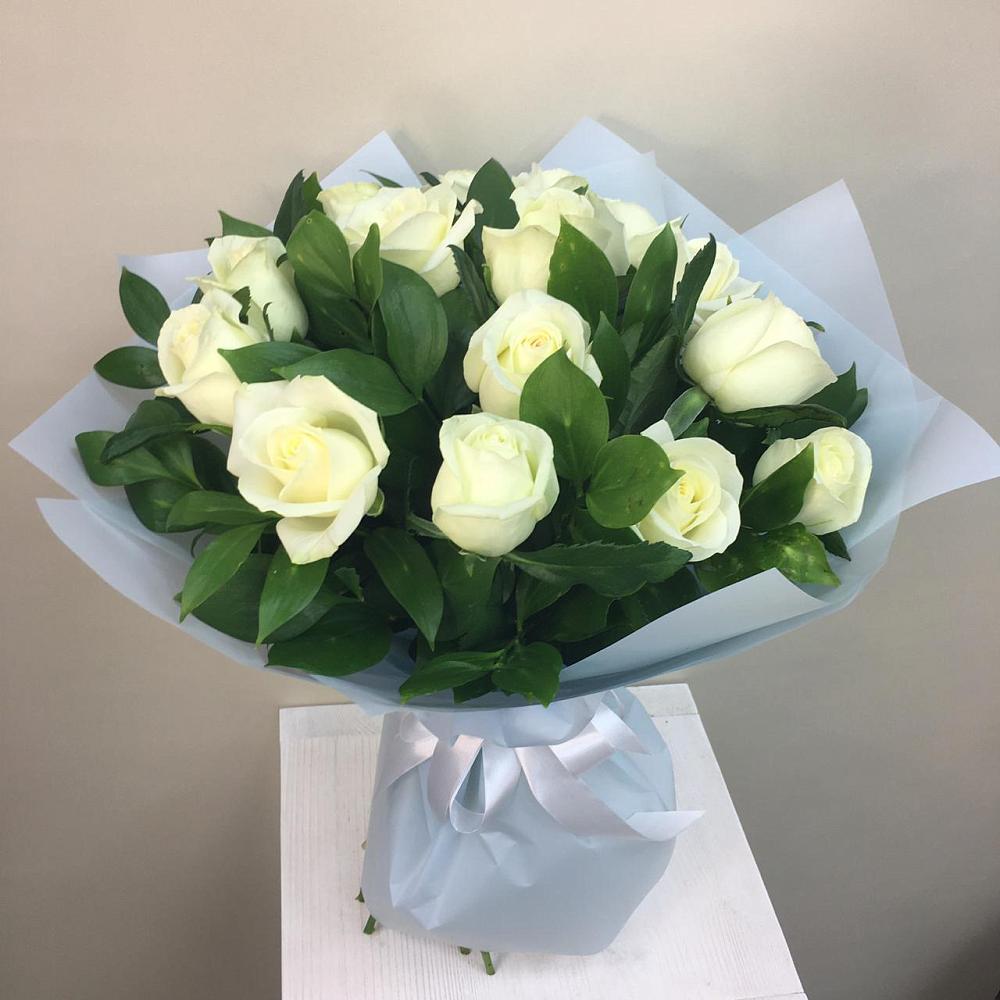 Букет 15 Белых роз Проуд в Каче