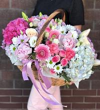 Композиция солнечный день в Каче Цветочная композиция из Розы, Хризантемы, Пионы и Лизиантусы в корзине в Каче