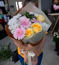 Букет цветов из:  Герберы, Розы и Хризантемы в Каче