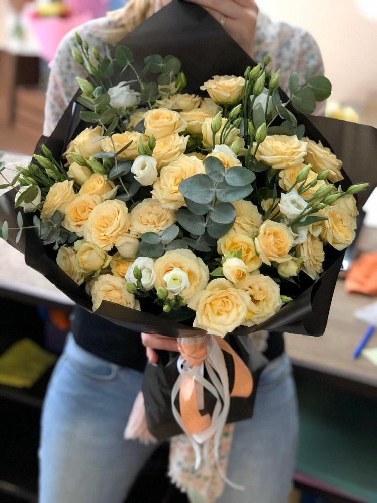 Букет цветов из: Розы и Лизиантусы в Каче