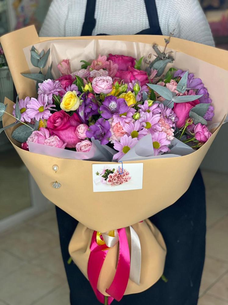 Букет цветов из: Хризантемы, Гвоздики и Альстромерии в Каче