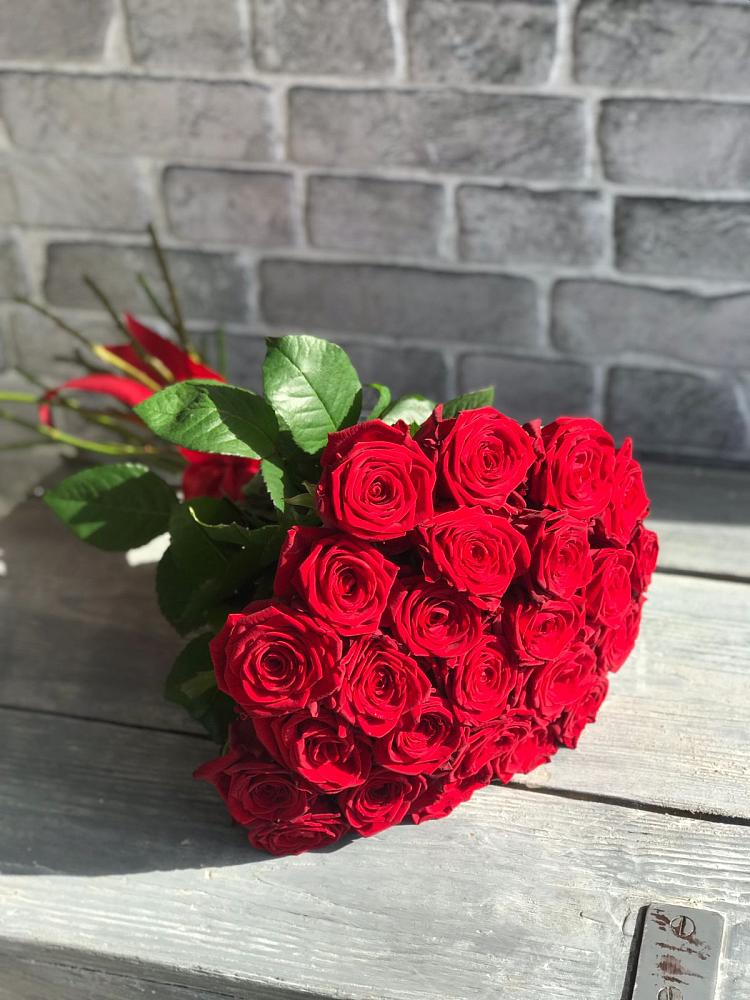 Букет Красные розы Фридом в Каче