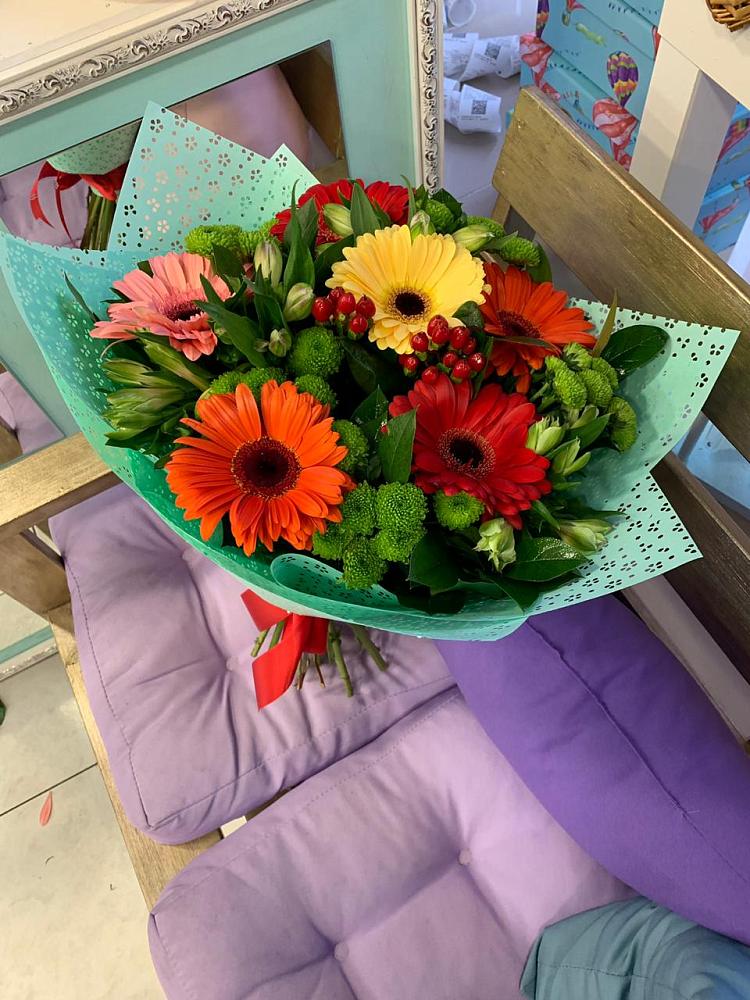 Букет цветов из: Герберы, Хризантемы и Альстромерии в Каче