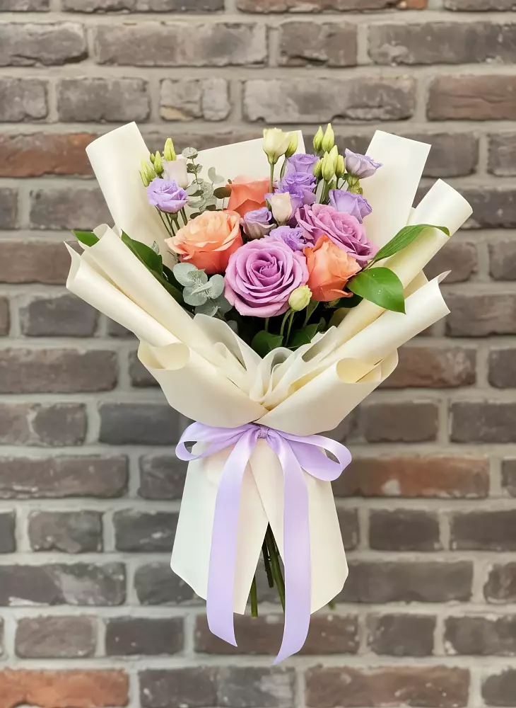 Букет цветов из: Лизиантусы и Розы в Каче