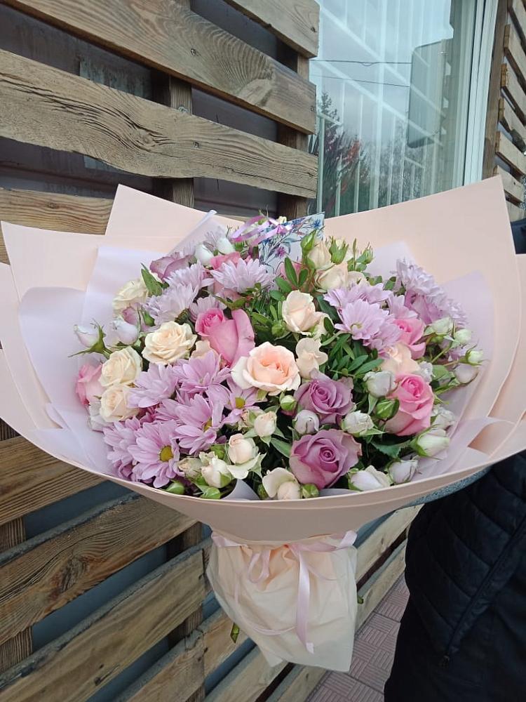 Букет цветов из: Розы и Хризантемы в Каче