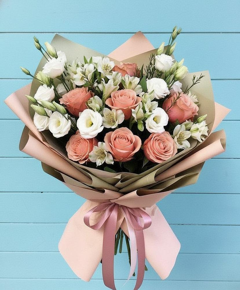 Букет цветов из: Розы, Альстромерии и Лизиантусы в Каче