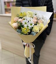 Букет цветов из:  Альстромерии, Розы и Хризантемы в Каче