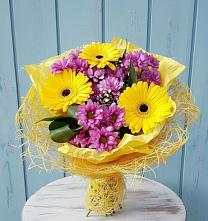 Букет цветов из:  Хризантемы и Герберы в Каче