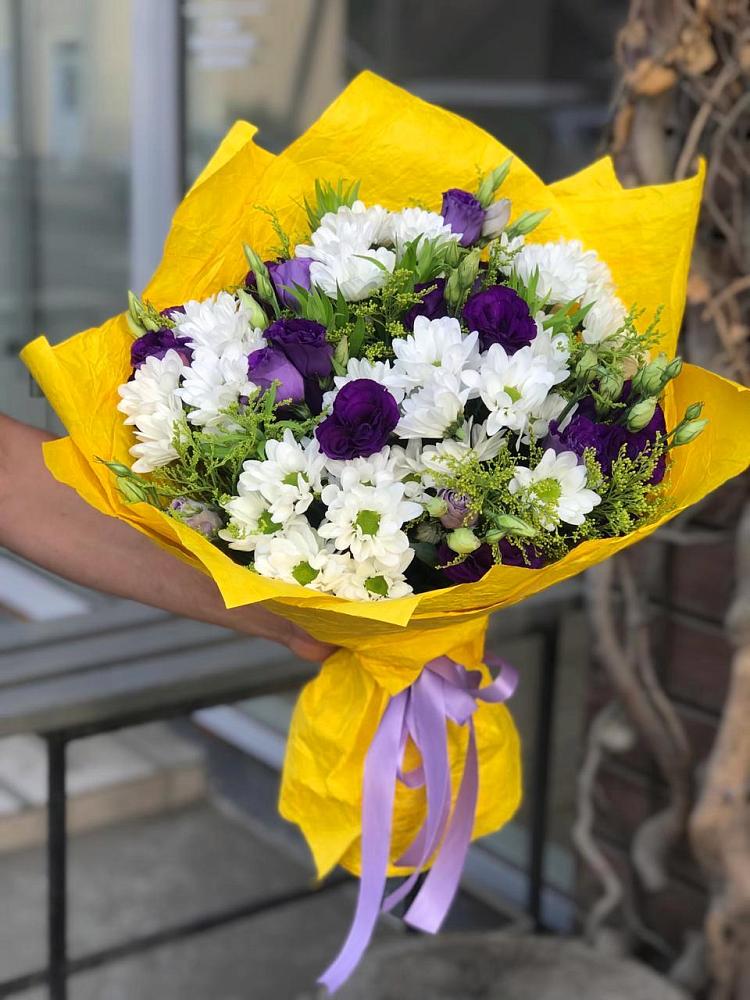 Букет цветов из: Ирисы, Хризантемы и Ромашки в Каче
