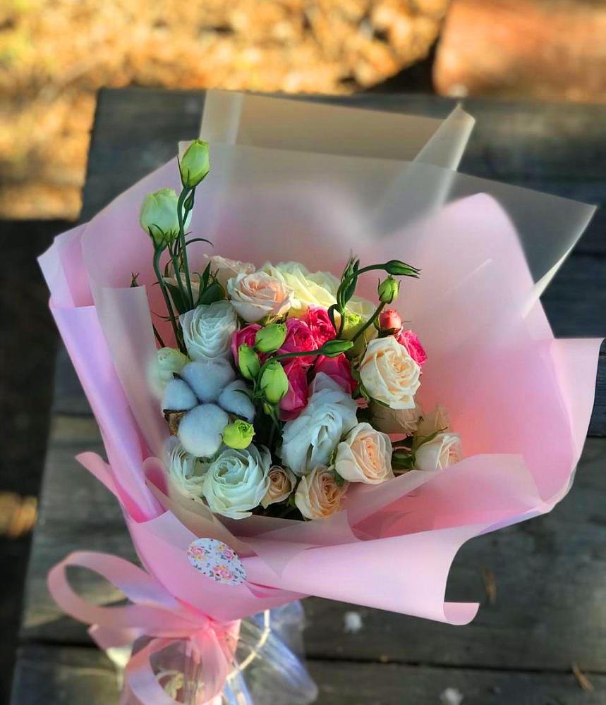 Букет цветов из: Розы и Лизиантусы в Каче