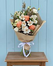 Букет цветов из:  Альстромерии, Лизиантусы, Розы и Хризантемы в Каче