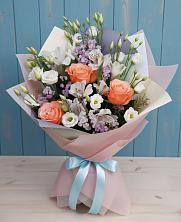 Букет цветов из:  Лизиантусы, Розы, Альстромерии и Гипсофила в Каче