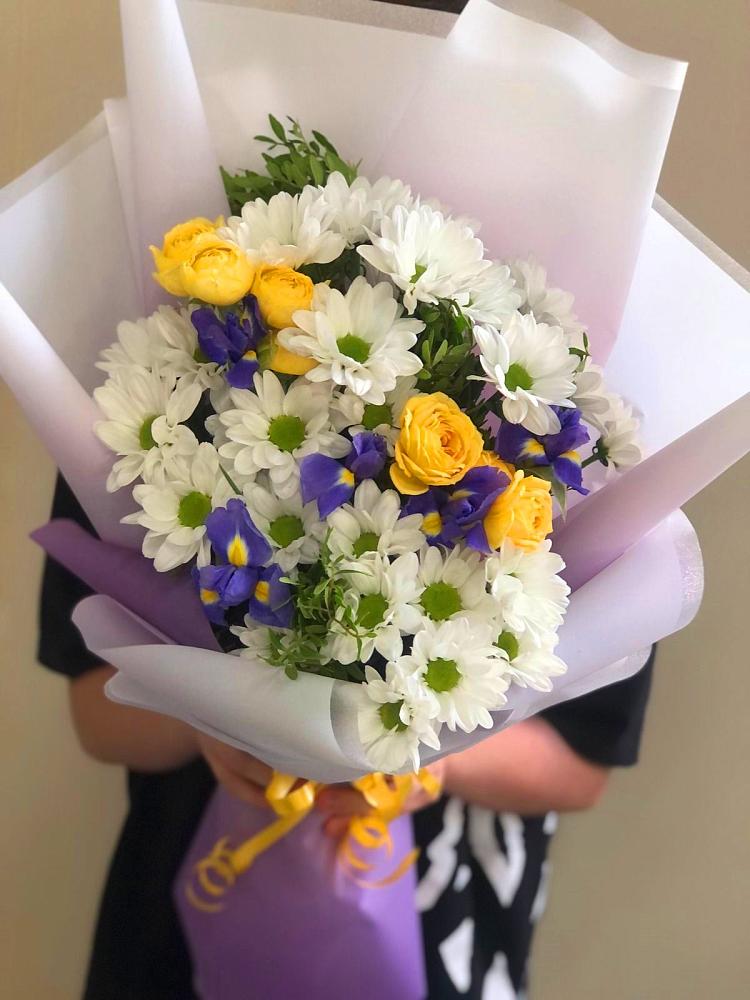 Букет цветов из: Ирисы, Хризантемы и Розы в Каче