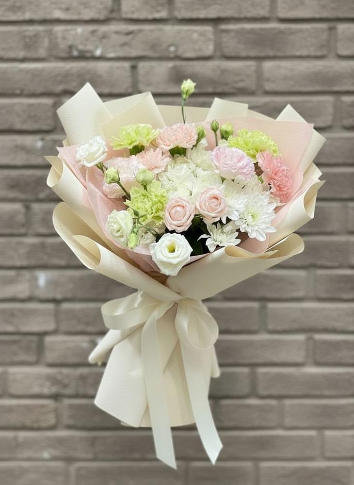 Букет цветов из: Гвоздики, Розы, Лизиантусы и Хризантемы в Каче