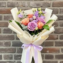 Букет цветов из:  Лизиантусы и Розы в Каче