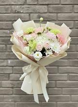 Букет цветов из:  Гвоздики, Розы, Лизиантусы и Хризантемы в Каче