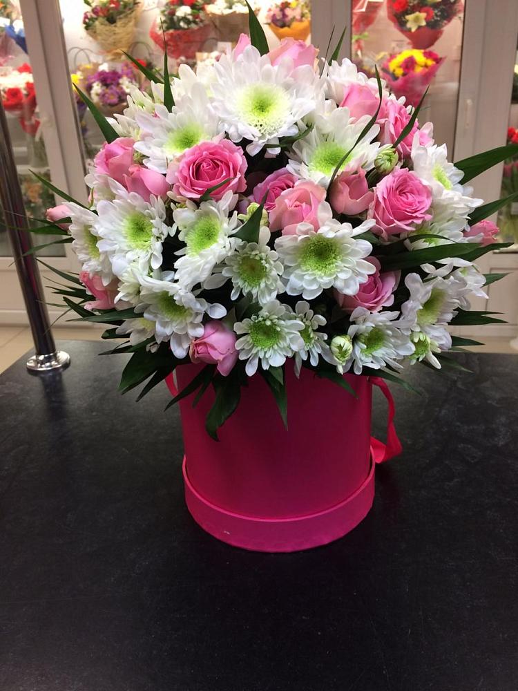 Цветочная композиция из Розы и Хризантемы в шляпной коробке в Каче