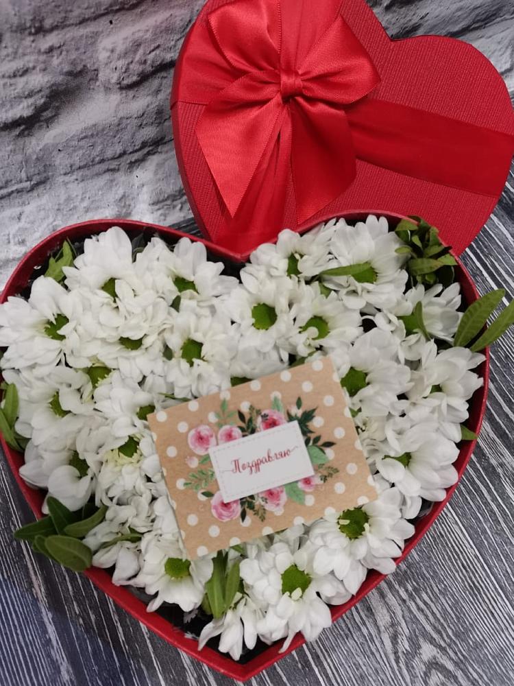 Цветочная композиция из Хризантемы в виде сердца в Каче