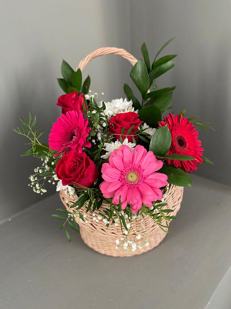 Цветочная композиция из Розы, Хризантемы и Герберы в корзине в Каче