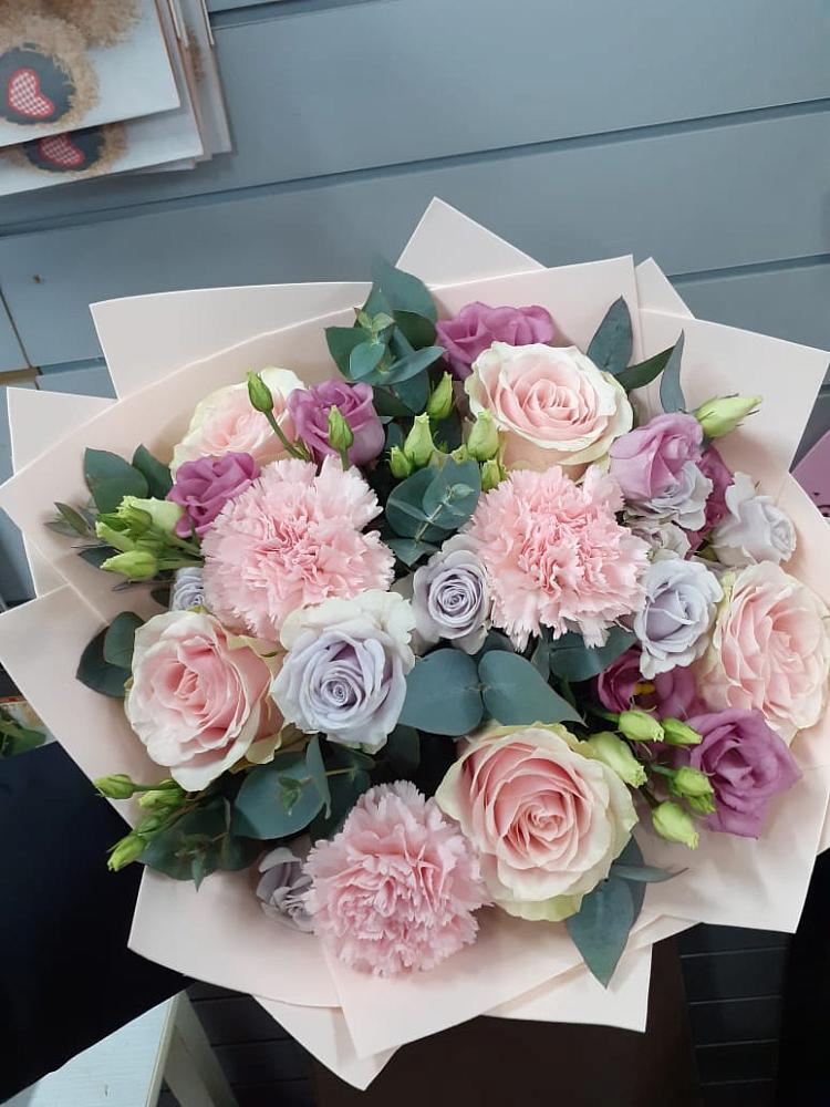 Букет цветов из: Розы, Гвоздики и Лизиантусы в Каче