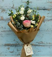 Букет цветов из:  Розы и Лизиантусы в Каче