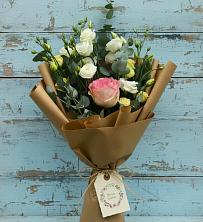 Букет цветов из:  Розы и Лизиантусы в Каче