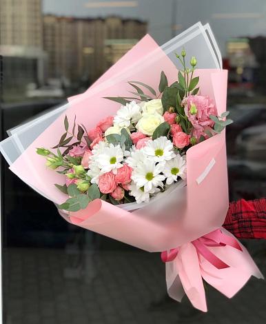 Букет цветов из: Розы, Лизиантусы и Хризантемы в Каче