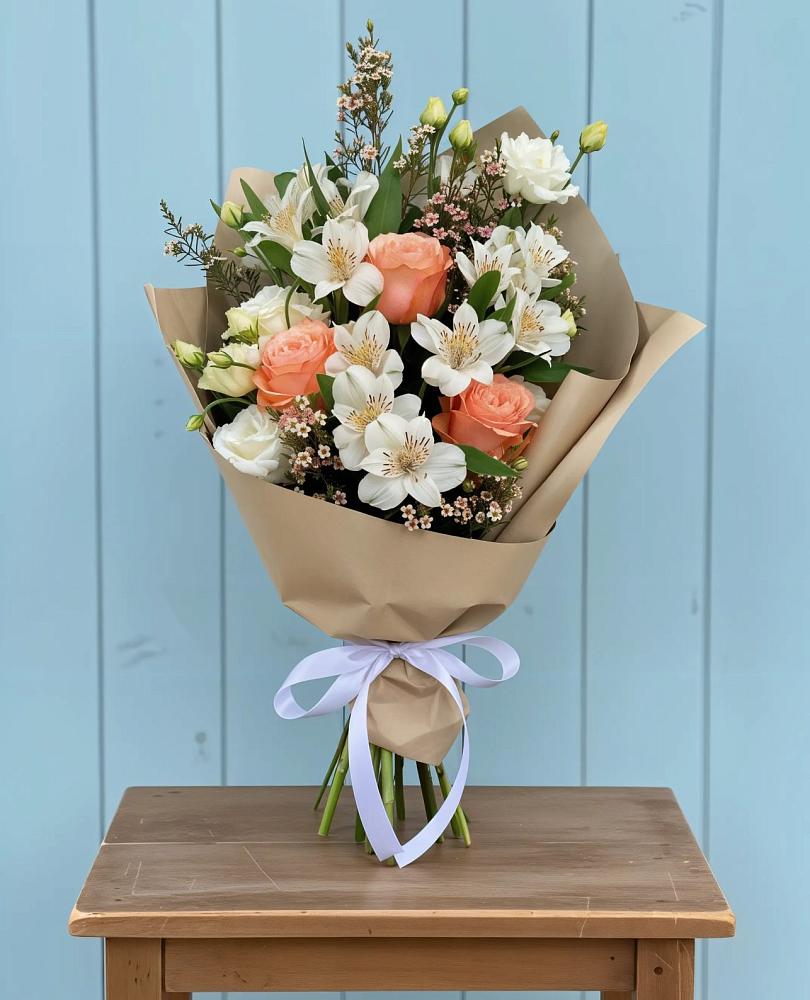 Букет цветов из: Альстромерии, Лизиантусы, Розы и Хризантемы в Каче